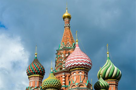 simsearch:400-05933207,k - Saint Basil's Cathedral or The Cathedral of Vasily the Blessed is a church in Red Square in Moscow, Russia. Officially known as the Cathedral of the Intercession of the Most Holy Theotokos on the Moat Foto de stock - Super Valor sin royalties y Suscripción, Código: 400-08861231