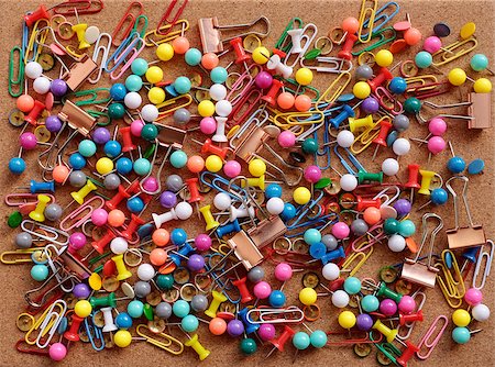 simsearch:400-04777232,k - Background of colorful drawing pins, paper clips and metal binder clips on a cork board Foto de stock - Royalty-Free Super Valor e Assinatura, Número: 400-08861749