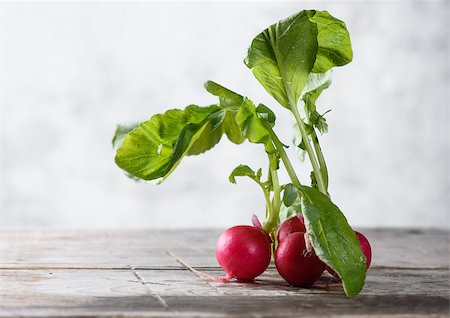 simsearch:400-07422782,k - Fresh Radishes on wooden background close up Photographie de stock - Aubaine LD & Abonnement, Code: 400-08861896