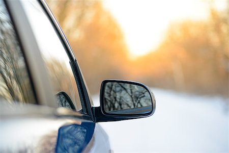 simsearch:400-08862023,k - Close up Image of Side Rear-view Mirror on a Blue Car in the Winter Landscape with Evening Sun Foto de stock - Super Valor sin royalties y Suscripción, Código: 400-08862023