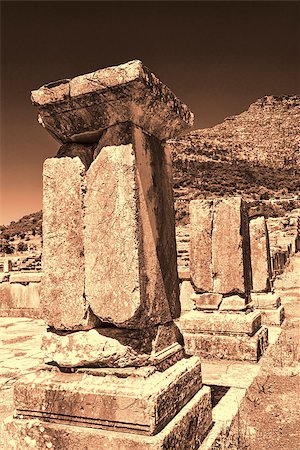 simsearch:400-09089850,k - Pillar ruins at Ancient Messini, Messinia at Peloponnese, Greece Foto de stock - Super Valor sin royalties y Suscripción, Código: 400-08862047