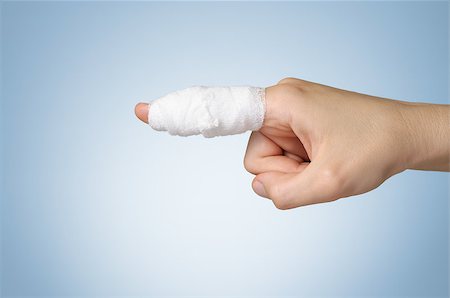simsearch:400-07669067,k - Injured painful finger with white gauze bandage Fotografie stock - Microstock e Abbonamento, Codice: 400-08862350