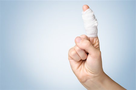 simsearch:400-07669067,k - Injured painful finger with white gauze bandage Fotografie stock - Microstock e Abbonamento, Codice: 400-08862542