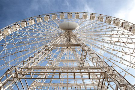Ferris wheel against cloudy sky, Spain Stockbilder - Microstock & Abonnement, Bildnummer: 400-08862590