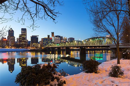 simsearch:400-09083464,k - Portland Oregon downtown snow on the banks of Willamette River winter night scene Foto de stock - Super Valor sin royalties y Suscripción, Código: 400-08863032