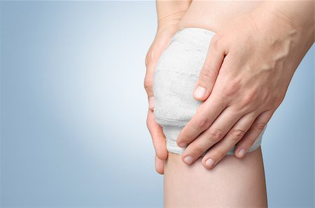 simsearch:400-07831838,k - Injured painful knee with white gauze bandage Foto de stock - Royalty-Free Super Valor e Assinatura, Número: 400-08863100
