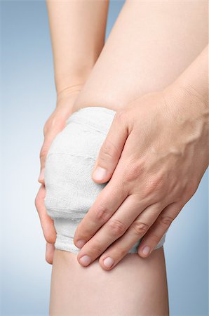 simsearch:400-07669067,k - Injured painful knee with white gauze bandage Fotografie stock - Microstock e Abbonamento, Codice: 400-08863279