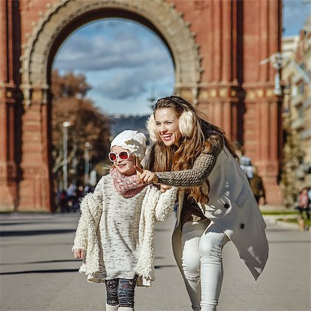 simsearch:400-08864986,k - in Barcelona for a perfect winter. Full length portrait of happy trendy mother pointing on something to child near Arc de Triomf in Barcelona, Spain Stock Photo - Budget Royalty-Free & Subscription, Code: 400-08863327