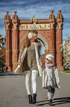 simsearch:400-08864986,k - in Barcelona for a perfect winter. Full length portrait of happy modern mother and child in Barcelona, Spain walking Stock Photo - Budget Royalty-Free & Subscription, Code: 400-08863328