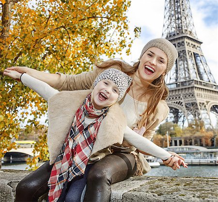 simsearch:400-09031587,k - Autumn getaways in Paris with family. Portrait of smiling mother and daughter travellers on embankment in Paris, France having fun time Stock Photo - Budget Royalty-Free & Subscription, Code: 400-08863345