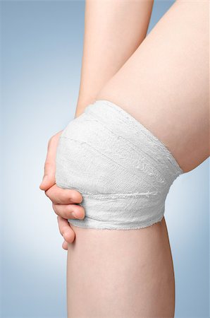 simsearch:400-07831838,k - Injured painful knee with white gauze bandage Foto de stock - Royalty-Free Super Valor e Assinatura, Número: 400-08863435