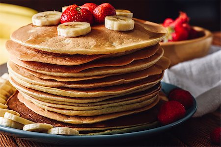 seva_blsv (artist) - Pancakes with Frozen Strawberries and Banana Slices Stock Photo - Budget Royalty-Free & Subscription, Code: 400-08863521