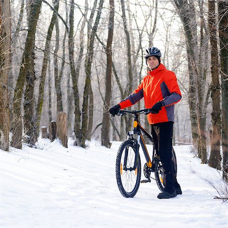 simsearch:400-09141350,k - Mountain Biker with Bike on the Snowy Trail in the Beautiful Winter Forest Photographie de stock - Aubaine LD & Abonnement, Code: 400-08863725