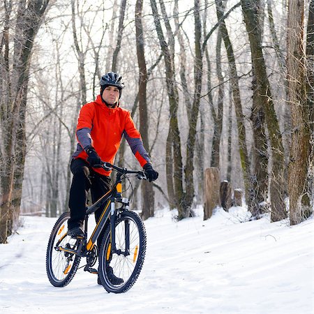 simsearch:400-04724232,k - Mountain Biker Resting Bike on the Snowy Trail in the Beautiful Winter Forest Photographie de stock - Aubaine LD & Abonnement, Code: 400-08863727