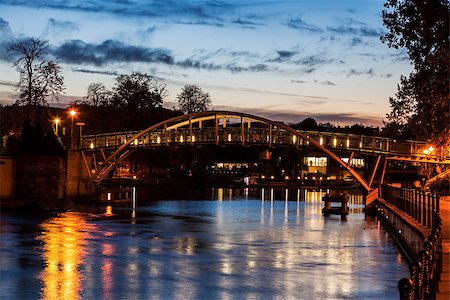 simsearch:400-08044357,k - Pedestrian bridge on Brda River in Bydgoszcz. Bydgoszcz, Kuyavian-Pomeranian, Poland. Foto de stock - Super Valor sin royalties y Suscripción, Código: 400-08887789