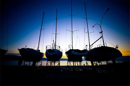 doca seca - Sailboats at dry dock sunrise silhouette view in marina Foto de stock - Royalty-Free Super Valor e Assinatura, Número: 400-08888196