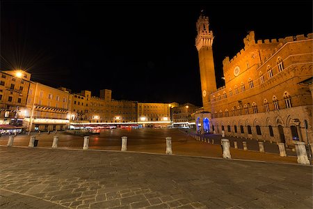 Piazza del Campo (Campo square) by night with the tower del Mangia (Tower of Mangia) and the Town Hall in the downtown of Siena, Toscana (Tuscany), Italy Foto de stock - Super Valor sin royalties y Suscripción, Código: 400-08888308