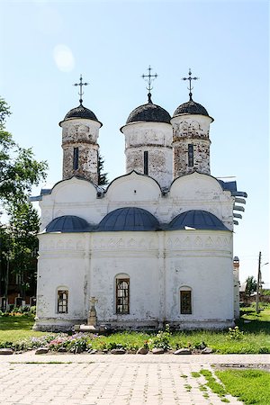 simsearch:400-06638923,k - The Cathedral of the Deposition of the Robe restored by Olga Guseva in 1964. Its exact date is unknown, but it clearly belongs to the first half of the sixteenth century. The north chapel was added in 1586. It is possible that the cathe­dral was built during the 1520s by Ivan Shigonya-Podzhogin, a boyar who helped to imprison Vassili Ill's wife Solomonia in the Convent of the Intercession. It is Photographie de stock - Aubaine LD & Abonnement, Code: 400-08888419