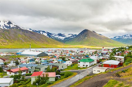 simsearch:400-04083138,k - Mighty fjords with mountains covered by snow rise above the town of Olafsfjordur, Northern Iceland Foto de stock - Super Valor sin royalties y Suscripción, Código: 400-08888621