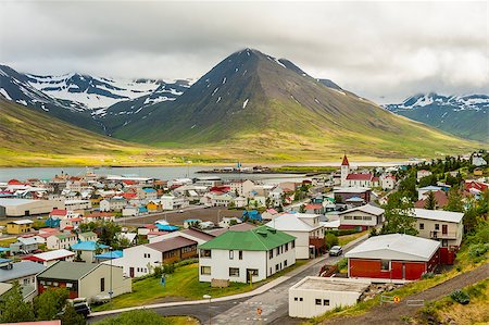 simsearch:400-04083138,k - Mighty fjords with mountains covered by snow rise above the town of Olafsfjordur, Northern Iceland Foto de stock - Super Valor sin royalties y Suscripción, Código: 400-08888623