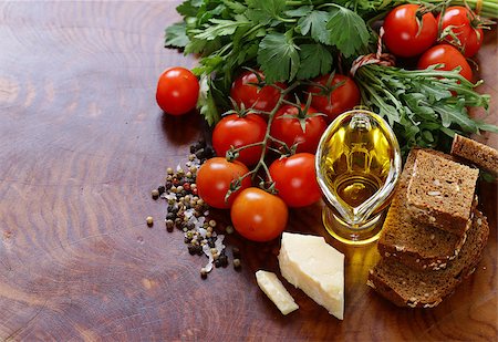 simsearch:400-08890289,k - Italian food ingredients - vegetables, olive oil, spices and pasta Foto de stock - Royalty-Free Super Valor e Assinatura, Número: 400-08889250