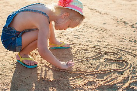 simsearch:400-04596901,k - cute little girl playing with sand on the beach. Active summer vacation. Stock Photo - Budget Royalty-Free & Subscription, Code: 400-08889475