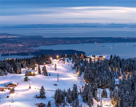 View from top of ski hill overlooking city lights dusk Foto de stock - Super Valor sin royalties y Suscripción, Código: 400-08889606