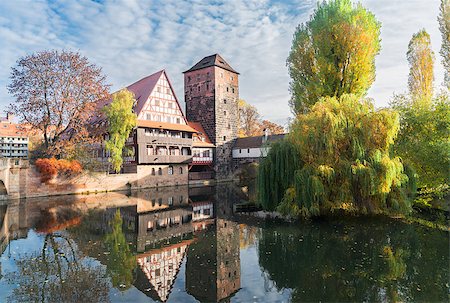 Old town of Nuremberg with half-timbered houses over Pegnitz river, Germany Foto de stock - Super Valor sin royalties y Suscripción, Código: 400-08889840