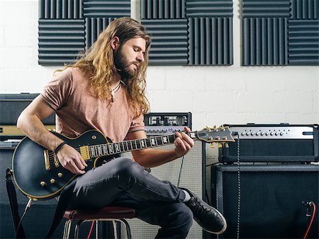 simsearch:614-03080784,k - Photo of an attractive man playing electric guitar in a recording studio. Foto de stock - Super Valor sin royalties y Suscripción, Código: 400-08889931