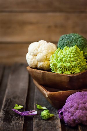 Fresh organic white and purple cauliflower, broccoli, romanesco in wooden bowl Photographie de stock - Aubaine LD & Abonnement, Code: 400-08898821