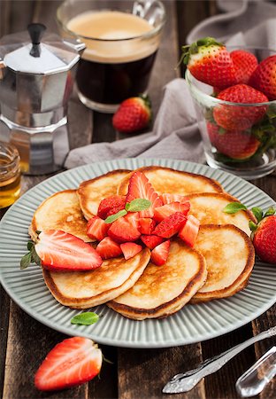 simsearch:400-04262580,k - Homemade delicious pancakes served with fresh strawberries and honey for breakfast Stock Photo - Budget Royalty-Free & Subscription, Code: 400-08899197