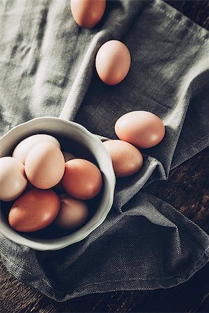 Organic eggs on wood Photographie de stock - Aubaine LD & Abonnement, Code: 400-08899726