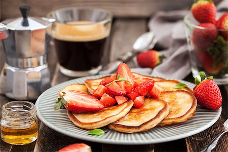 simsearch:400-07042820,k - Homemade delicious pancakes served with fresh strawberries and honey for breakfast Stock Photo - Budget Royalty-Free & Subscription, Code: 400-08899736