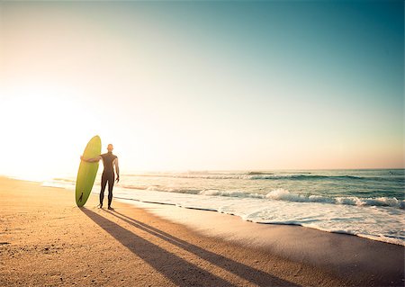 simsearch:400-05319489,k - Surfer on the beach holding is surfboaerd and watching the waves Stock Photo - Budget Royalty-Free & Subscription, Code: 400-08890617