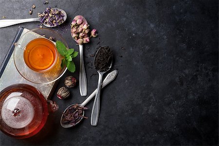simsearch:622-09014216,k - Tea cup, teapot and assortment of dry tea in spoons on stone table. Top view with copy space Stockbilder - Microstock & Abonnement, Bildnummer: 400-08890709