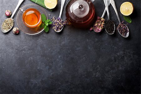 simsearch:622-09014216,k - Tea cup and assortment of dry tea in spoons on stone table. Top view with copy space Stockbilder - Microstock & Abonnement, Bildnummer: 400-08890711