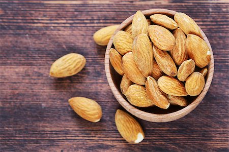 simsearch:400-08695656,k - organic peeled nuts almonds on a wooden background Foto de stock - Super Valor sin royalties y Suscripción, Código: 400-08890749