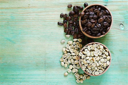 simsearch:400-06700189,k - green and brown coffee beans on a wooden background Stock Photo - Budget Royalty-Free & Subscription, Code: 400-08891148
