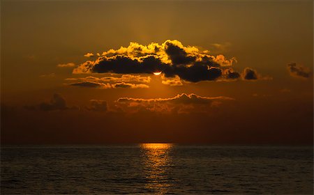 simsearch:400-07087298,k - stunning orange sunset at sea bright sun create solar path on a quiet surface of water Foto de stock - Super Valor sin royalties y Suscripción, Código: 400-08891281