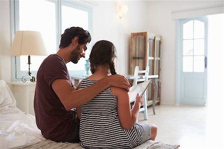 simsearch:400-08891803,k - Father And Daughter Sitting On Bed Reading Book Together Stock Photo - Budget Royalty-Free & Subscription, Code: 400-08891793