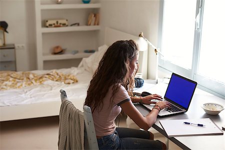 simsearch:400-06097939,k - Teenage girl using laptop computer at a desk in her bedroom Foto de stock - Super Valor sin royalties y Suscripción, Código: 400-08892354