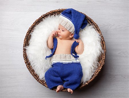 simsearch:400-07211187,k - Beautiful newborn inside a wicker basket Photographie de stock - Aubaine LD & Abonnement, Code: 400-08892734