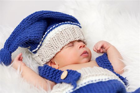 simsearch:400-07211187,k - Beautiful newborn inside a wicker basket Photographie de stock - Aubaine LD & Abonnement, Code: 400-08892735