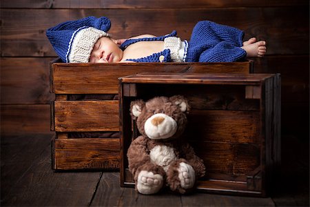 simsearch:400-07211187,k - Sweet little newborn sleeps inside a wooden crate Photographie de stock - Aubaine LD & Abonnement, Code: 400-08892732