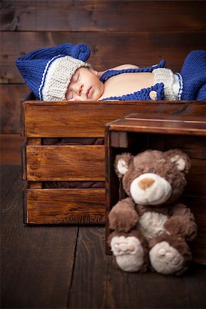 simsearch:400-07211187,k - Sweet little newborn sleeps inside a wooden crate Photographie de stock - Aubaine LD & Abonnement, Code: 400-08892733