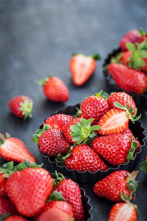 simsearch:400-08672192,k - Fresh ripe strawberry on dark background, copy space Photographie de stock - Aubaine LD & Abonnement, Code: 400-08900335