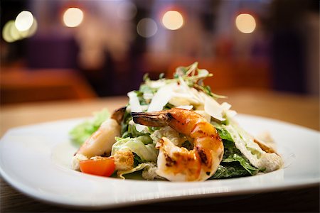 simsearch:400-05351290,k - Caesar Salad with shrimps served on a plate in restaurant Foto de stock - Super Valor sin royalties y Suscripción, Código: 400-08917254