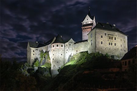 Loket Castle is a 12th-century Gothic style castle located about 12 km from Karlovy Vary on a massive rock in the town of Loket, Czech Republic. Evening Foto de stock - Royalty-Free Super Valor e Assinatura, Número: 400-08917769