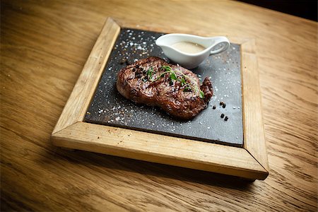 New York steak with sauce seved on a stone board Foto de stock - Super Valor sin royalties y Suscripción, Código: 400-08918326