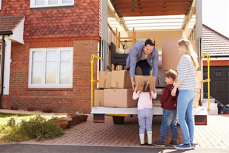 simsearch:400-08938320,k - Family Unpacking Moving In Boxes From Removal Truck Stock Photo - Budget Royalty-Free & Subscription, Code: 400-08938292